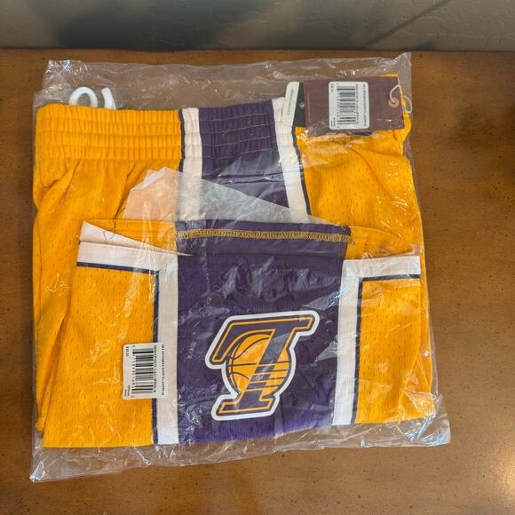 Mitchell & Ness NBA Lakers Swingman Shorts 2009 Gold Purple Size M NWT - Picture 5 of 6